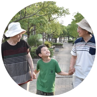 祖父祖母と孫の画像