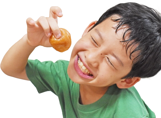 梅干しを持った男の子の画像