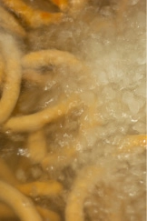 ソーセージを作っている写真