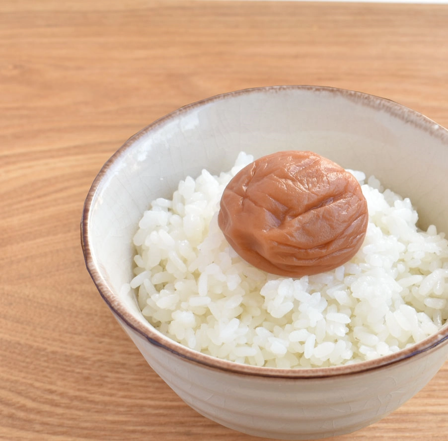 容器梅干しあまみつ味をご飯に乗せた画像