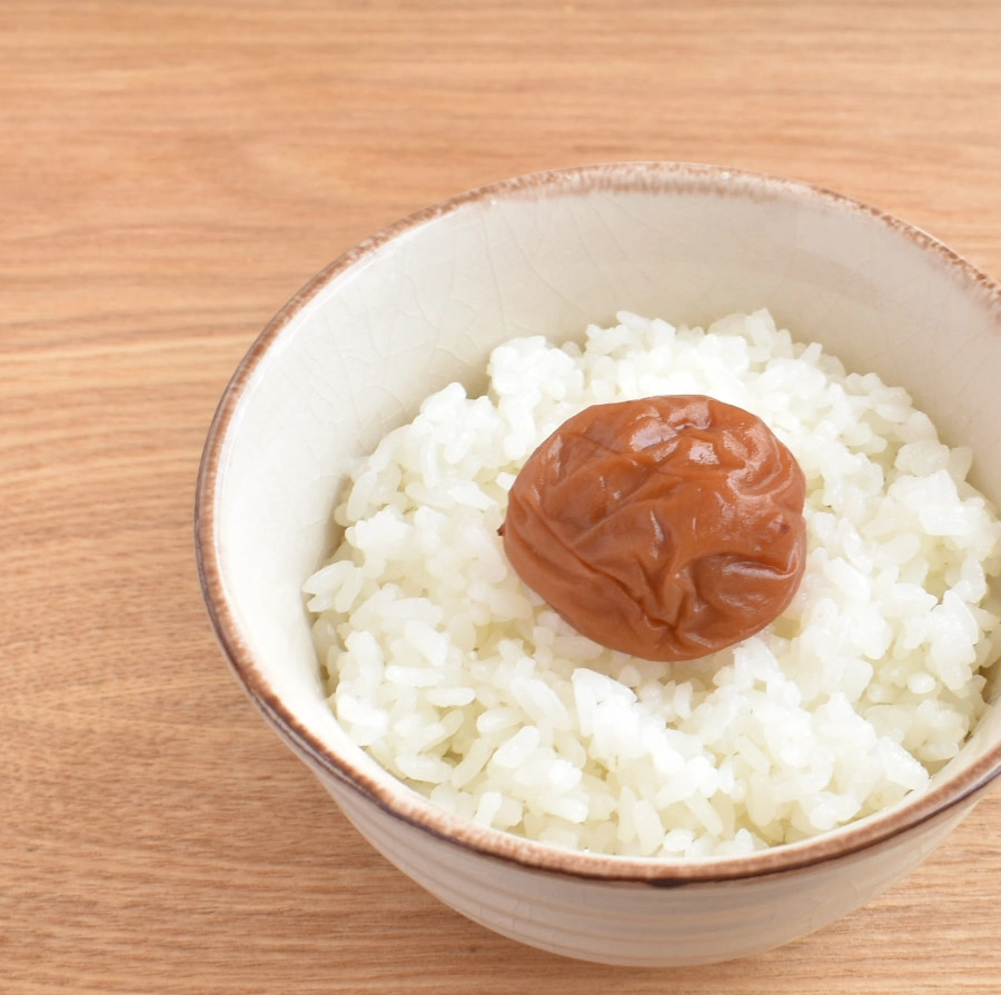 ほのか梅をご飯に乗せた画像