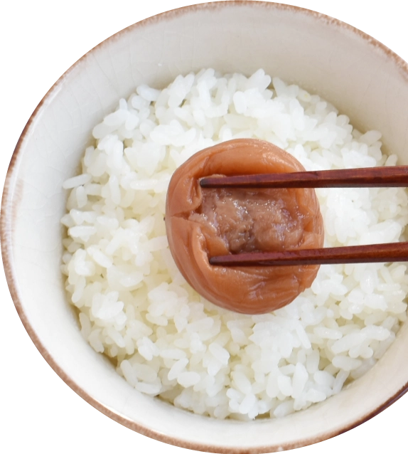 ご飯にまろやか梅を乗せた写真