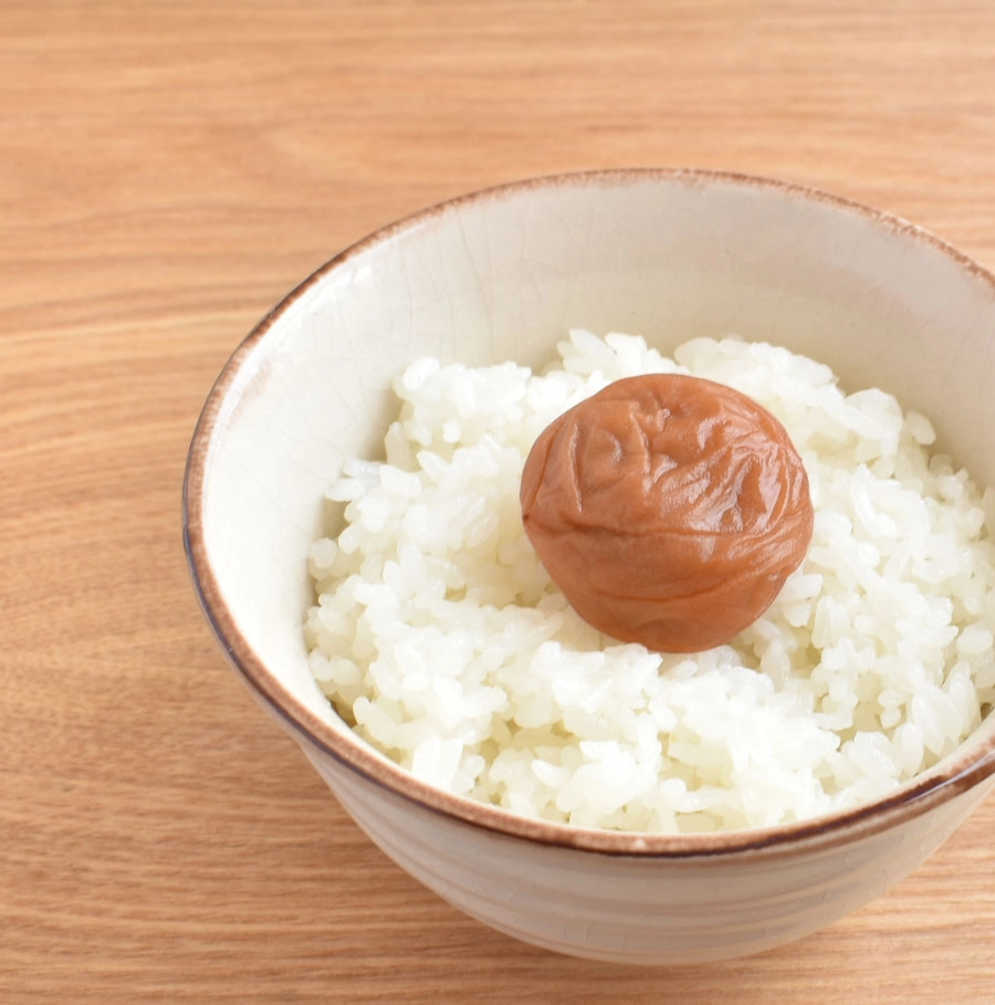 白干梅をご飯に乗せた画像